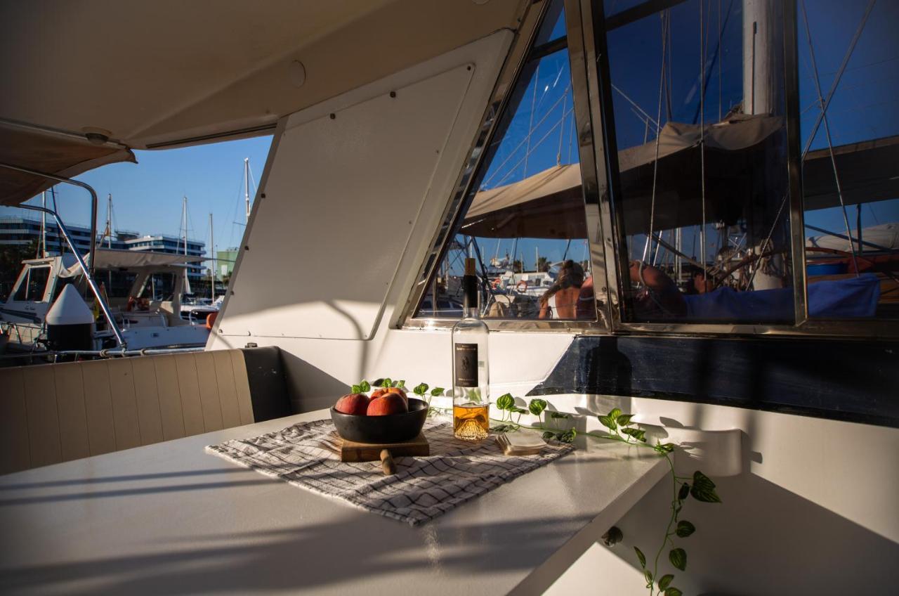 Magno II Boat Hotel Sant Adria de Besos Exterior foto