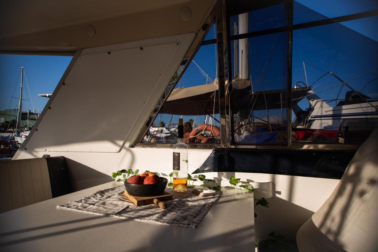 Magno II Boat Hotel Sant Adria de Besos Exterior foto