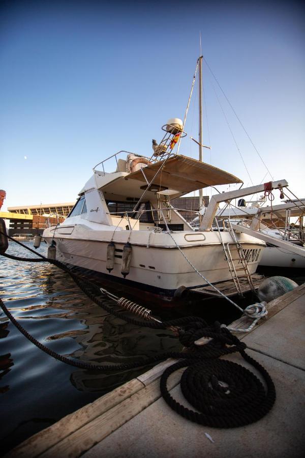 Magno II Boat Hotel Sant Adria de Besos Exterior foto
