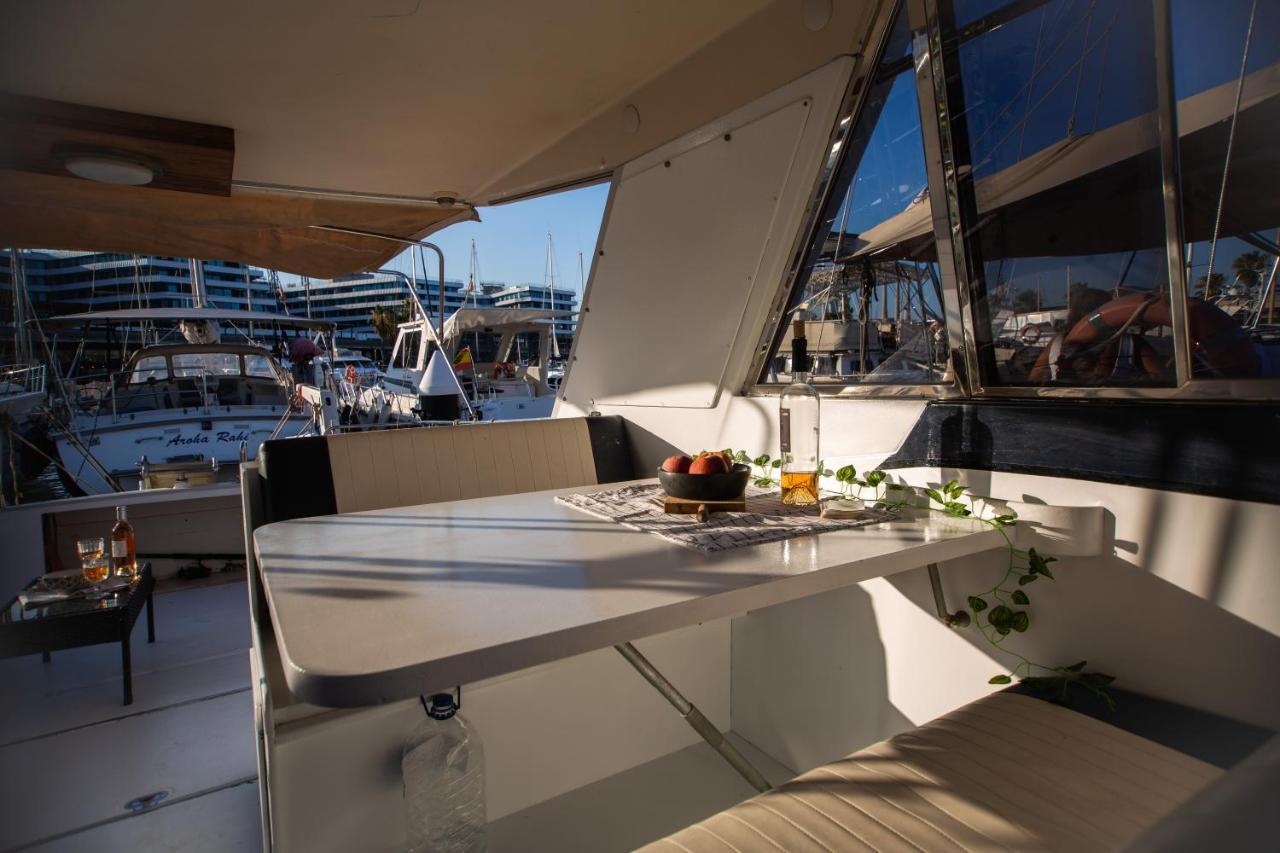 Magno II Boat Hotel Sant Adria de Besos Exterior foto