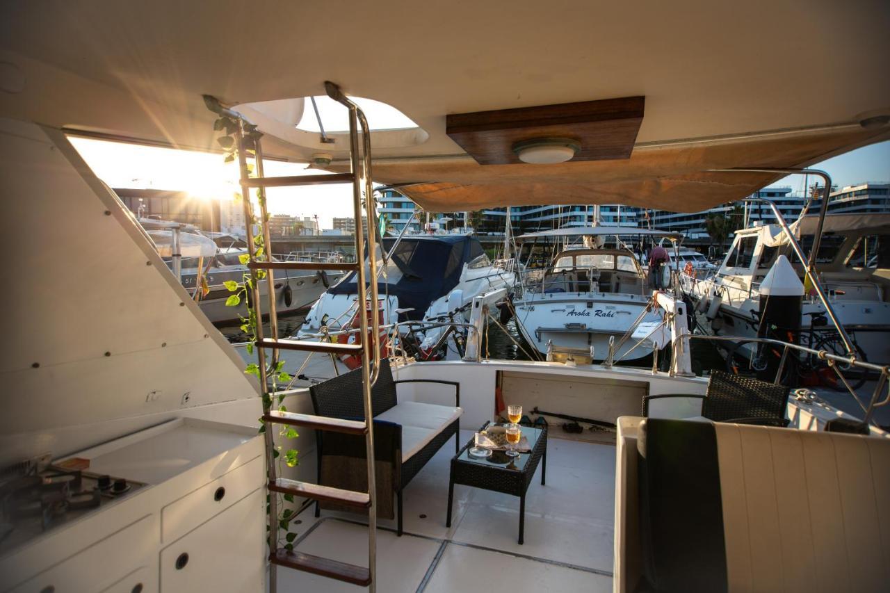 Magno II Boat Hotel Sant Adria de Besos Exterior foto
